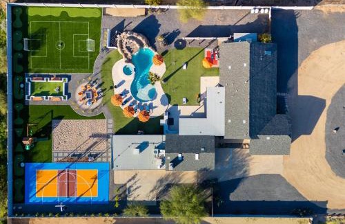 Waltann House | Sleeps 20 Heated Pool Games Fire Pit Dog Friendly