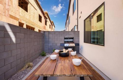 Hurricane House | Sleeps 26, Hot Tub, Outdoor lounge