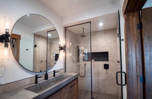 Estes Park House | Slice of Heaven just steps from Lake Estes! Indoor/Outdoor Fireplace and Jacuzzi