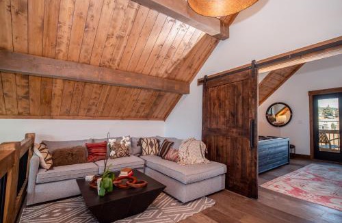 Estes Park House | Slice of Heaven just steps from Lake Estes! Indoor/Outdoor Fireplace and Jacuzzi
