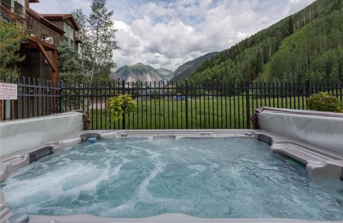 Telluride Apartment | Slopeside Paradise Penthouse at Lift 7, Views, Fireplace, Deck, Hot Tub condo