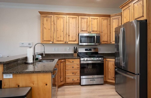 Ogden House | Snowbasin Lakehouse LS27 | Ski Getaway | Hot Tub
