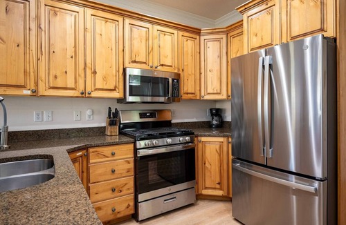 Ogden House | Snowbasin Lakehouse LS27 | Ski Getaway | Hot Tub