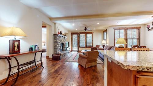 Mammoth Lakes Apartment | Snowcreek VI The Lodges #1133 condo