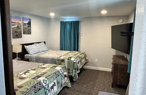 Saratoga Hotel | Snowy Mountain Inn