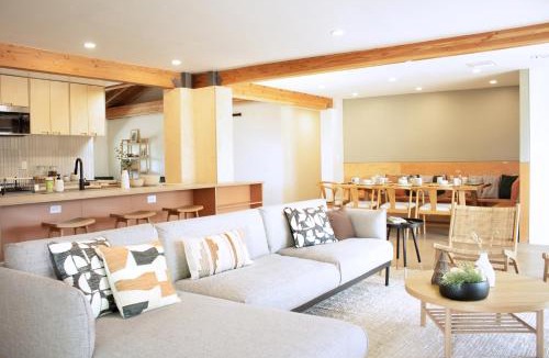 Tucson House | Sonoran Peach - Light-Filled 5BR near TMC