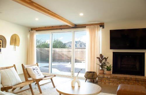 Tucson House | Sonoran Peach - Light-Filled 5BR near TMC