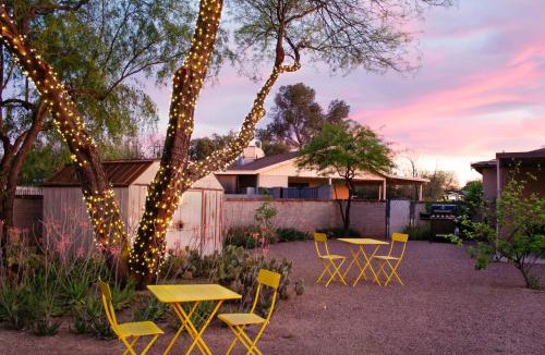 Tucson House | Sonoran Peach - Light-Filled 5BR near TMC