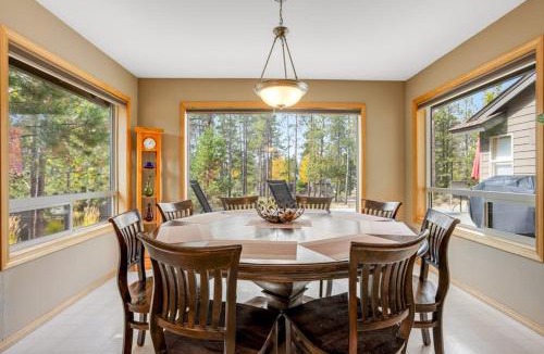 Deer Park House | Sophisticated home with a private hot tub pool table bikes & SHARC Passes