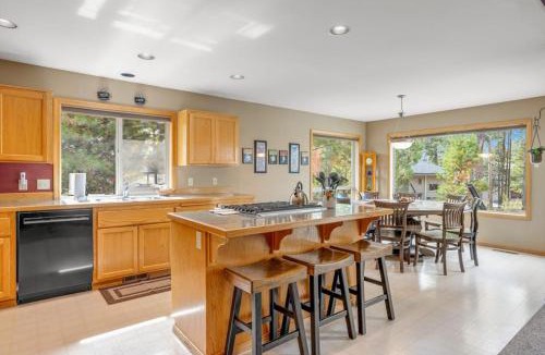Deer Park House | Sophisticated home with a private hot tub pool table bikes & SHARC Passes