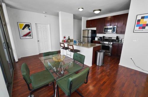The Loop Apartment | South Loop 2BR Skyline - 5 Min to Museum Campus
