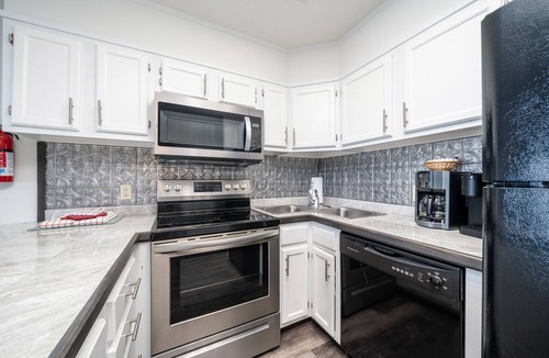 Lake Hamilton Condo | South Shore 1 bdrm! Gameroom! Mini-Golf/Indoor Hottub/Pickleball/Tennis & More