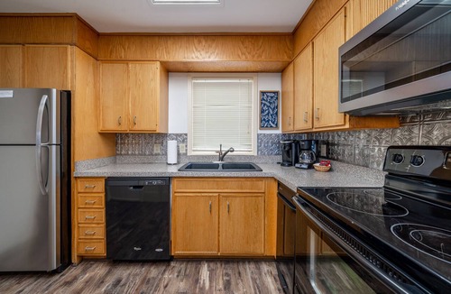 Lake Hamilton Condo | South Shore 3bd/Stunning Lake view, Mini-Golf, Pickle-ball, Tennis,& More