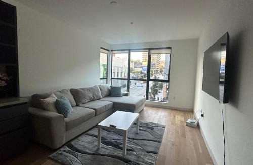 Hollywood Apartment | Spacious 2 bed 2 bath Hollywood Boulevard Walk Of Fame