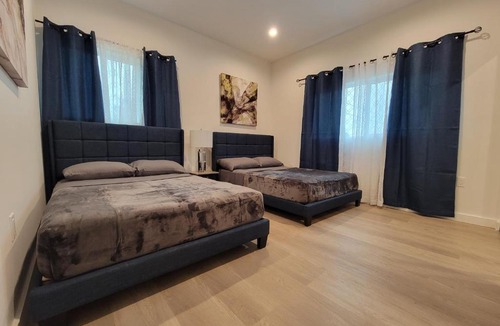 Pico - Robertson Apartment | Spacious 2-Bedroom, One and a Half Bath Home in Pico-Robertson Near Beverly Hills and Cedars-Sinai