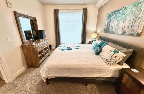 Central City House | Spacious 2-Bedroom Urban Oasis