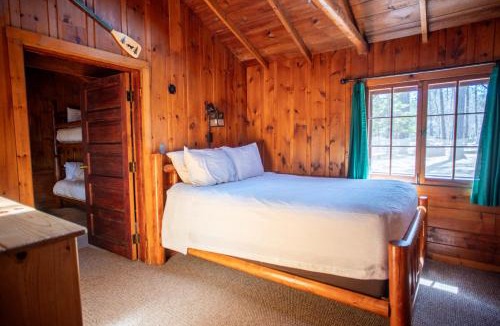 Babbitt House | Spacious 3 Bed House - True Cabin in the Woods - Parking - Netflix CB04