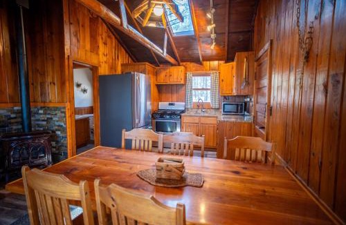 Babbitt House | Spacious 3 Bed House - True Cabin in the Woods - Parking - Netflix CB04