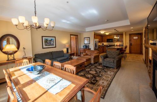 Mount Crested Butte Apartment | Spacious 3 Bedroom Condo with Balcony in Mountaineer Square condo