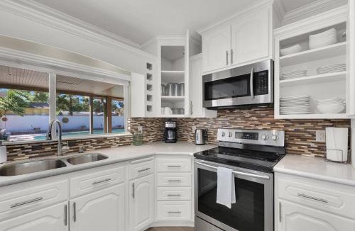 Enterprise House | Spacious 4BR plus Den with Pool, Jacuzzi, BBQ, Near Strip