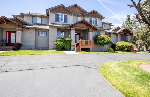 Redmond House | Spacious 4BR Private HOT TUB Eagle Crest Resort on Golf Course