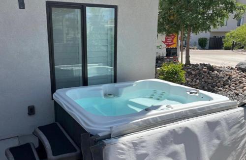 St. George House | Spacious 5BR Resort Waterpark Access Sleeps 16