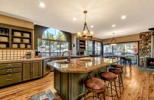 Lower Kingsbury House | Spacious 7 BR, 6 Bath Chalet, sleeps 9 max. Gorgeous Views. Private Hot Tub.