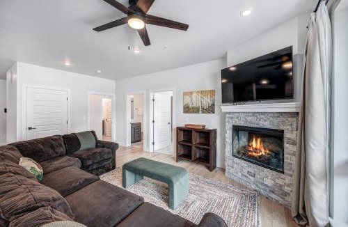Lakeside Village Apartment | Spacious and Luxurious 2BR Condo - Kids Ski Free condo