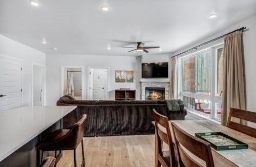 Lakeside Village Apartment | Spacious and Luxurious 2BR Condo - Kids Ski Free condo