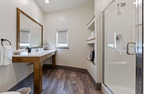 Pottawattamie County House | Spacious and modern guestrooms located a short drive from Omaha/Council Bluffs