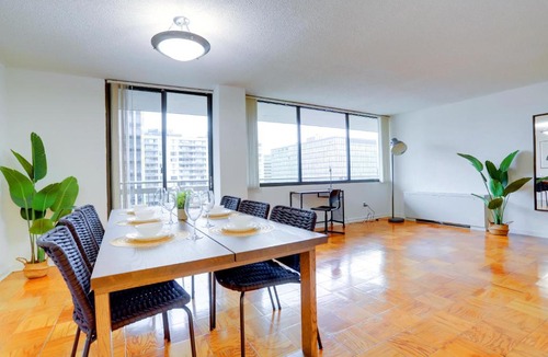 Crystal City Apartment | Spacious Apt W Great Spaces & Facilities