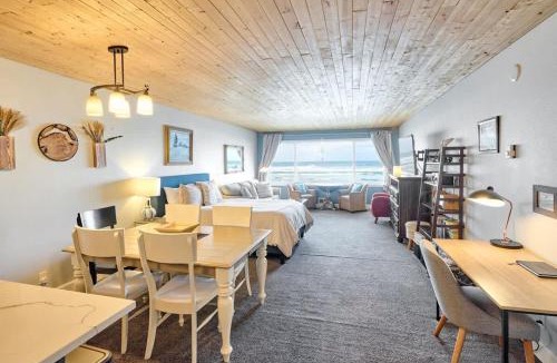 Lincoln City House | Spacious Beachfront Suite - Sleeps 7 - Second Floor - Pool and Sauna