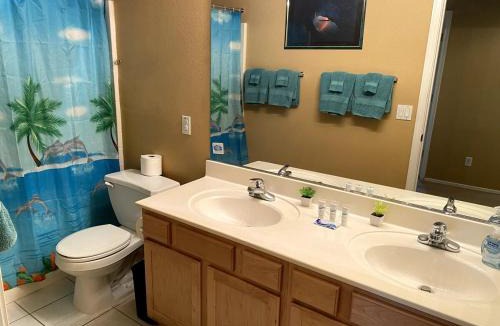Silverton House | Spacious Beautiful Garden Hideaway with Patio & Grill