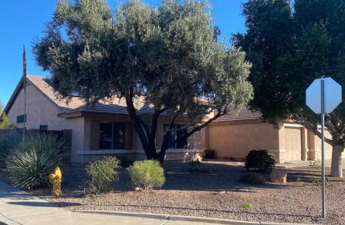 Silverton House | Spacious Beautiful Garden Hideaway with Patio & Grill