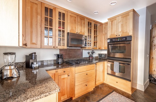 Big Sky Meadow Village House | Spacious Big Sky Townhome-Hot Tub-Fireplace-Mountain Views-15 Mins to Resort