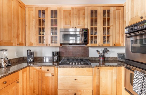 Big Sky Meadow Village House | Spacious Big Sky Townhome-Hot Tub-Fireplace-Mountain Views-15 Mins to Resort
