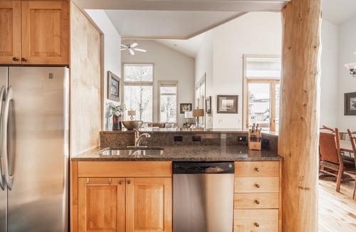 Big Sky Meadow Village House | Spacious Big Sky Townhome-Hot Tub-Fireplace-Mountain Views-15 Mins to Resort