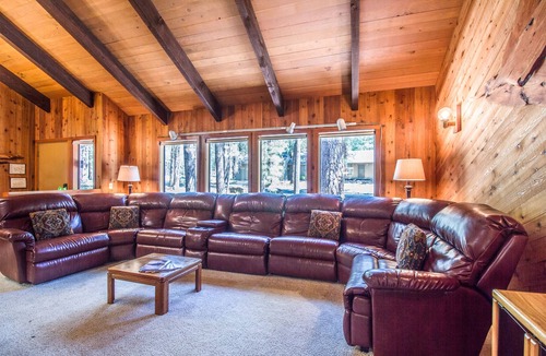 Sunriver House | Spacious Cabin with an epic Game Room Hot Tub - QUAR13