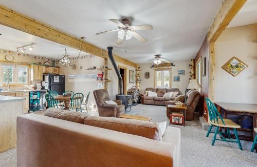 Drake House | Spacious cabin with stunning views, wifi, fully stocked kitchen & W/D