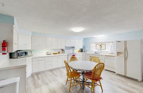 Winchester Bay House | Spacious & comfortable home close to the Habor Sand Dunes beaches & parks
