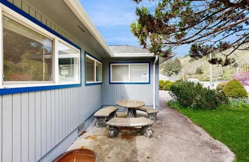 Winchester Bay House | Spacious & comfortable home close to the Habor Sand Dunes beaches & parks