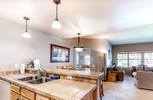 Fraser Condo | Spacious Condo w/ Gas Fireplace, WiFi, W/D - Steps to Shuttle/Fraser River Trail