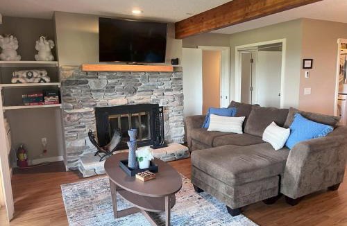 Bellaire House | Spacious Condo with Pool Pass!