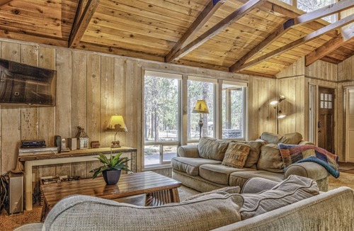 Sunriver House | Spacious deck w/hot tub + FREE waterpark access, updated kitchen!
