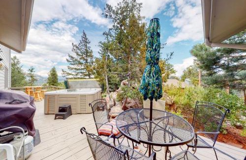 Estes Park House | Spacious, Dog-Friendly Home w/Private Hot Tub on Large Deck, Mtn Views