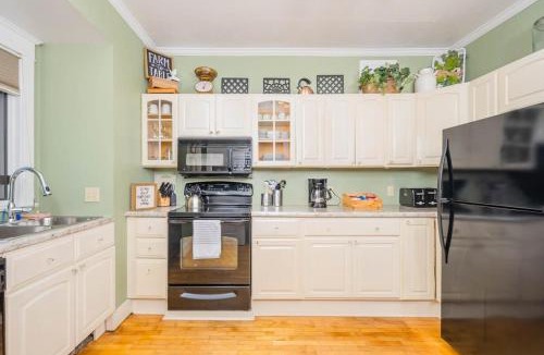 Appleton House | Spacious Downtown Character Home - 4 bedroom 3 bath Lawrence University College Ave