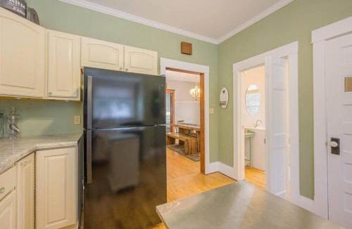 Appleton House | Spacious Downtown Character Home - 4 bedroom 3 bath Lawrence University College Ave