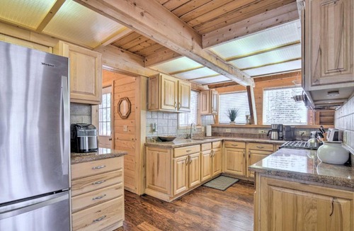 Duck Creek Village House | Spacious Duck Creek Village Cabin w/Hot Tub!