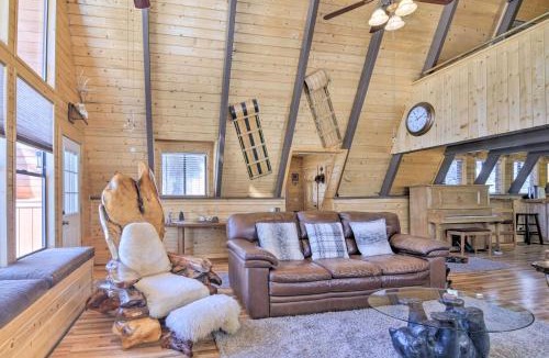 Duck Creek Village House | Spacious Duck Creek Village Cabin w/Hot Tub!