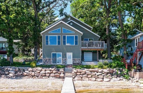 Lake Koshkonong House | Spacious Edgerton Home w/Private Beach & Views!
